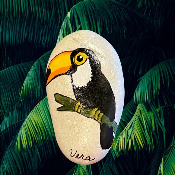 Hand crafted painted toucan bird rock natural white background black yellow - Picture 3 of 8